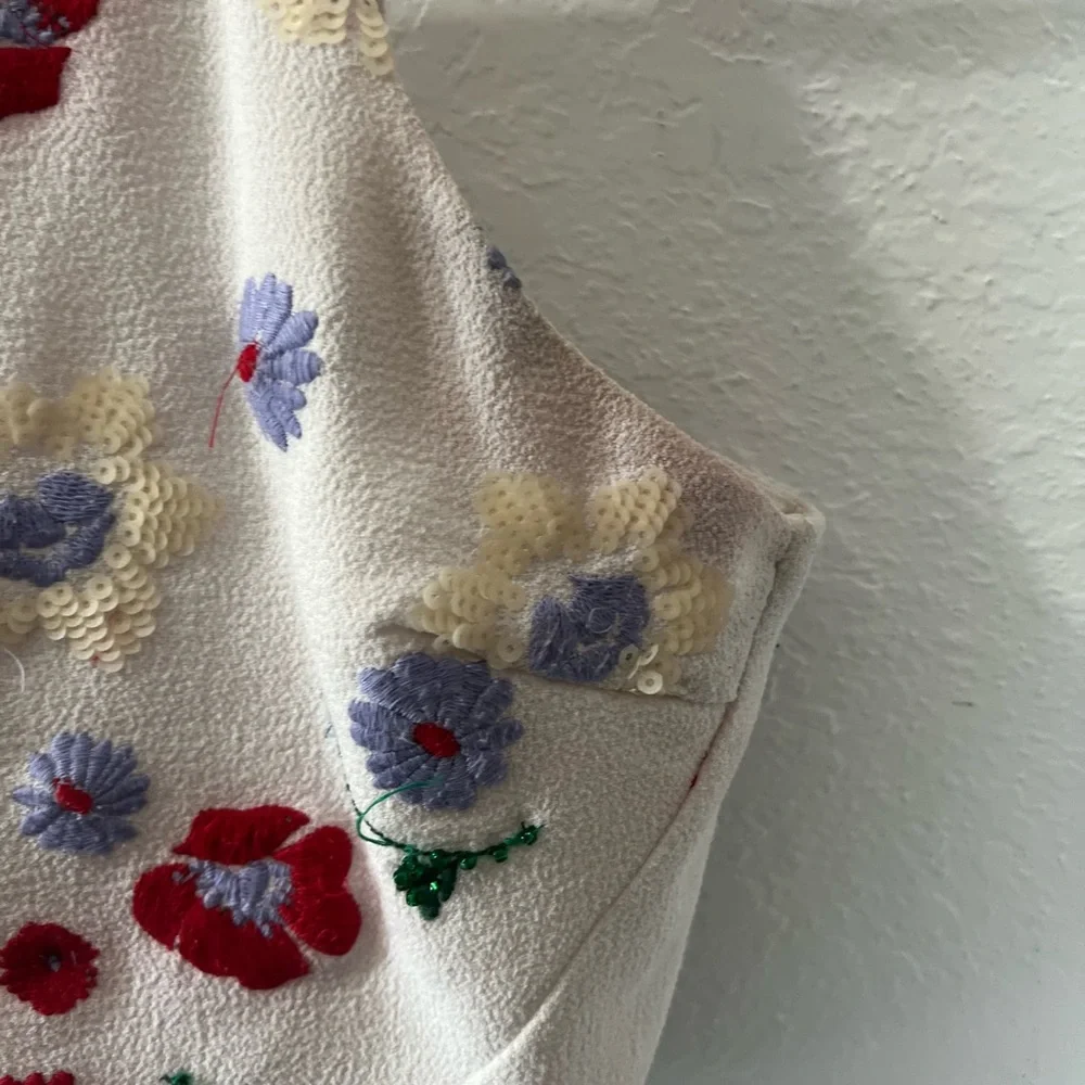 Embroidered floral top - Picture 7 of 8